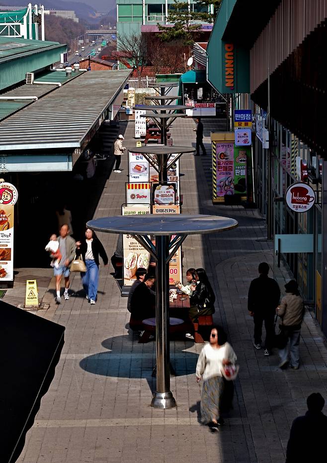 2026년 3월25일 경기도 이천시 마장면 중부고속도로 부산 방향 마장프리미엄 휴게소 간식 가게들. 이천=이종근 선임기자 root2@hani.co.kr