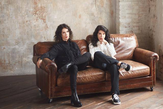 카티아(왼쪽)·마리엘 라베크 피아니스트 자매. 마리엘의 남편은 체코 필하모닉과 한국을 찾았던 지휘자 세묜 비치코프다. 마리엘은 "한국에서 따뜻한 환대에 감동받았고, 특히 관객의 젊음과 세련됨이 큰 영감을 줬다"는 비치코프의 말을 전했다. LG아트센터 제공