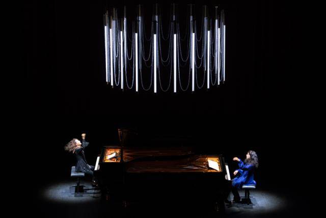 라베크 자매 피아니스트의 연주 모습. LG아트센터 제공 ⓒChristophe de Dreuille