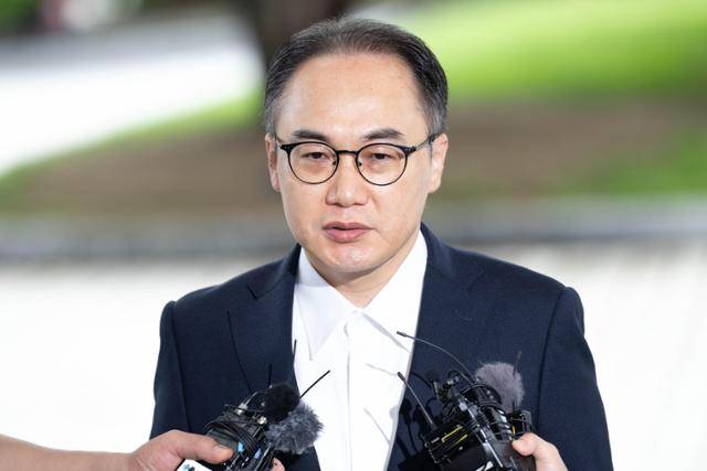 이원석 전 검찰총장이 2024년 7월 22일 서울 서초구 대검찰청으로 출근하며 김건희 여사 소환 조사와 자신의 향후 거취 여부 등에 대해 취재진의 질의를 받고 있다. 이한호 기자