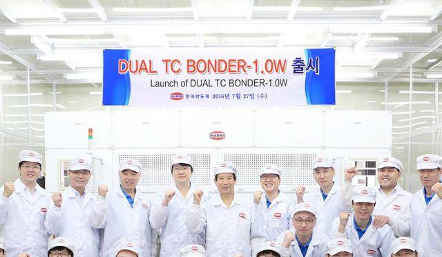 한미반도체 구성원들이 2016년 7월 자체 개발한 ‘듀얼 열압착(TC) 본더’ 출시를 기념해 사진 촬영을 하고 있다. 한미반도체 제공