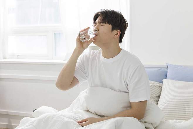 아침에 일어나자마자 물 한 잔을 마시는 간단한 습관이 심혈관 건강에 도움이 될 수 있다/사진=클립아트코리아