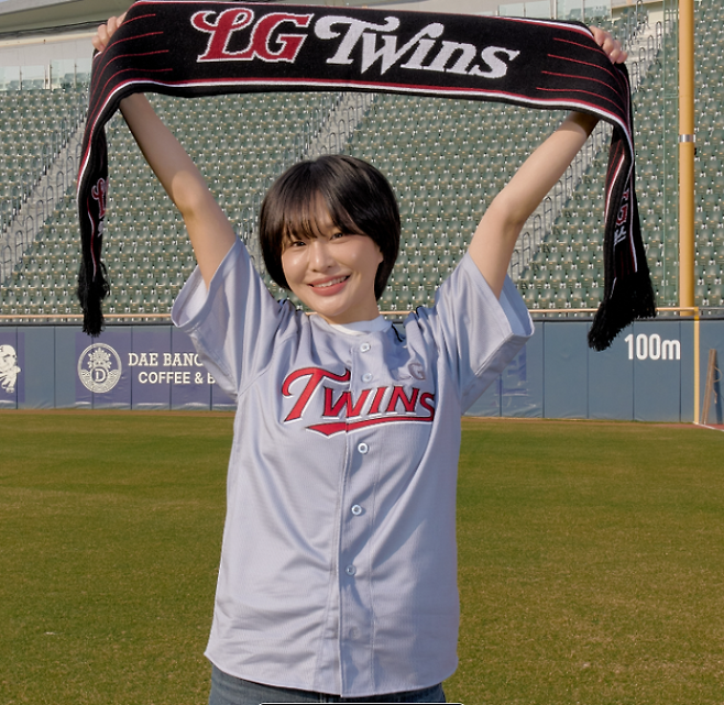 이른바 '회니폼'이라고 불리는 LG의 레거시 유니폼. LG 어페럴 샵 홈페이지 갈무리