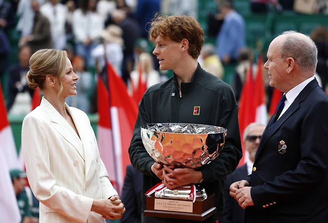 <yonhap photo-1225=""> epa12885366 Princess Charlene of Monaco (L) and H.S.H. Prince Albert II (R) congratulate Jannik Sinner of Italy (C) after he won the men's singles final at the ATP Monte Carlo Masters tennis tournament in Roquebrune Cap Martin, France, 12 April 2026. EPA/SEBASTIEN NOGIER/2026-04-13 04:32:46/ <저작권자 ⓒ 1980~2026 ㈜연합뉴스. 무단 전재 재배포 금지, AI 학습 및 활용 금지></yonhap>