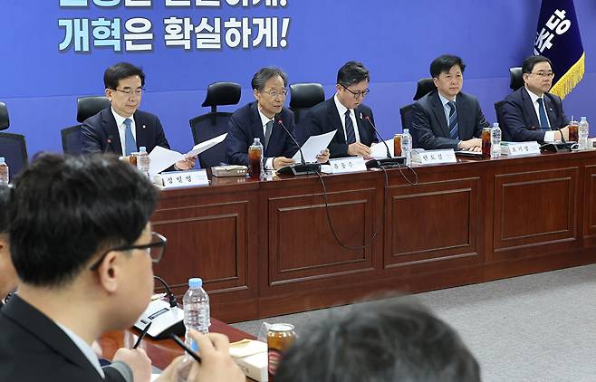 더불어민주당 '중동 상황 경제 대응 특별위원회' 위원장인 유동수 의원(왼쪽 두 번째)이 13일 국회 의원회관에서 열린 3차 회의에서 발언하고 있다. 2026.4.13 [사진=연합뉴스]