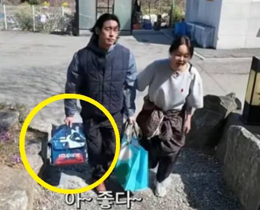 백지영, 정석원 부부가 쿠팡 프레시백을 들고 캠핑에 나서는 모습이 논란이 됐다. [사진=유튜브 ‘백지영 Baek Z Young’ 캡처]