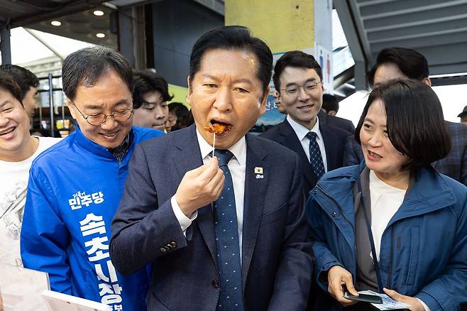 정청래 더불어민주당 대표가 12일 강원 속초관광수산시장을 찾아 닭강정을 맛보고 있다. 뉴스1