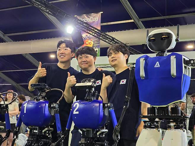 네덜란드 에인트호번에서 열린 로보컵 2024에서 테크니컬 챌린지 1위를 하며 함께 고생한 동료들과 기쁨을 나눴다.
