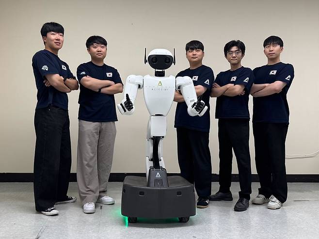 2025년 하반기, 에이로봇 연구실에서 바퀴 기반 이동형 휴머노이드 로봇 앨리스 M1 개발을 마친 연구진들이 포즈를 취했다.
