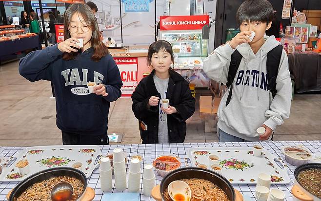 곤약 라면, 생면 라면, 속초 홍게 라면, 맥앤치즈맛 볶음면 등 다양한 라면을 시식해 본 소중 학생기자단