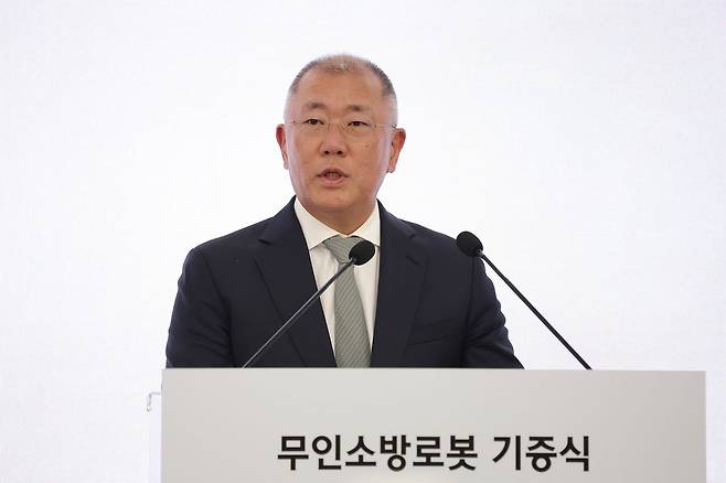 정의선 현대차그룹 회장이 지난 2월 24일 오후 경기도 남양주시 별내동 수도권119특수구조대에서 열린 현대차그룹 무인소방로봇 기증식에서 인사말을 하고 있다. 뉴스1