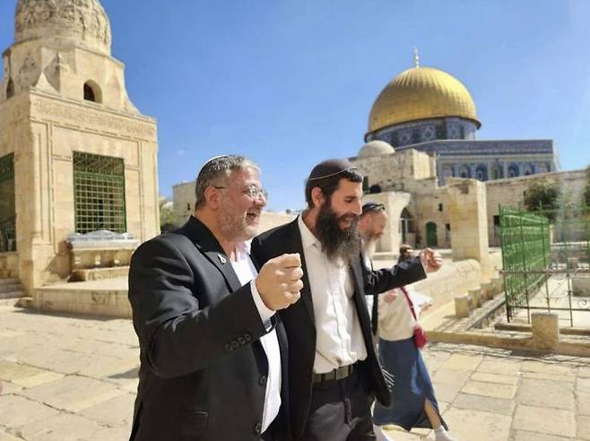 이타마르 벤그비르 이스라엘 국가안보장관(왼쪽)은 12일(현지시간) 3대 유일신 종교(기독교·유대교·이슬람교)의 공통 성지인 예루살렘 알아크사(유대교 명칭 성전산)를 방문해 기도했다. 예루살렘 포스트 캡처