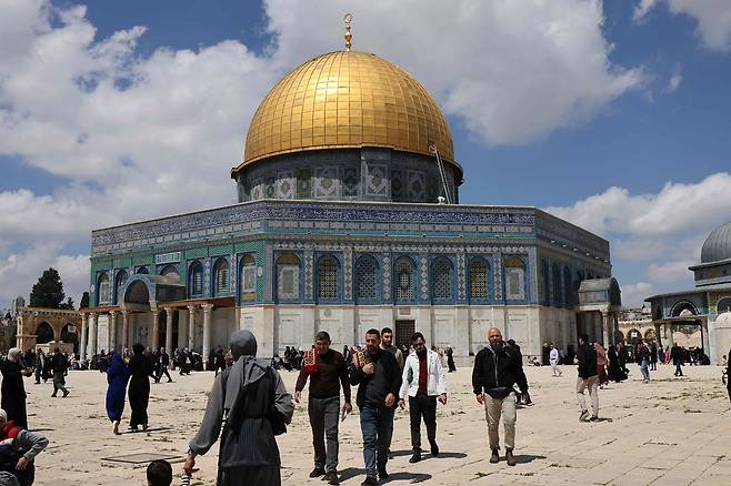 지난 9일 예루살렘 알아크사에 있는 바위의 돔 신전을 찾은 무슬림들의 모습. AFP=연합뉴스