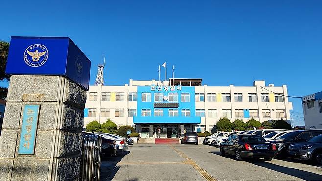 13일 오전 충남 계룡시의 한 고등학교 교장실에서 고3 학생이 교사를 흉기를 찌른 사건이 발생해 경찰이 수사에 나섰다. 신진호 기자