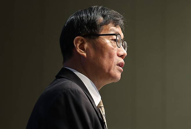 이창용 한국은행 총재가 10일 서울 중구 한국은행 본관에서 열린 금융통화위원회 본회의 후 기자간담회에서 발언하고 있다. 뉴스1