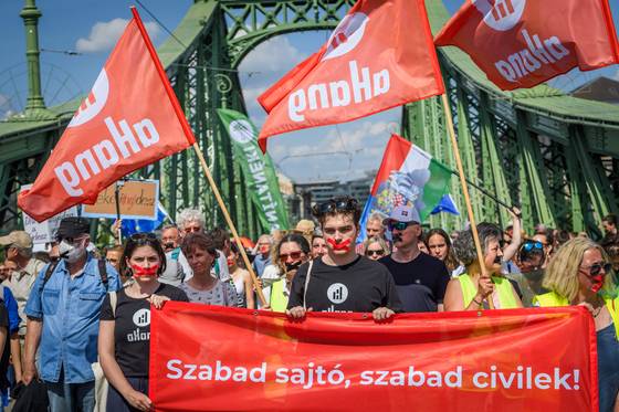 지난해 6월 1일(현지시간) 헝가리 부다페스트의 사바드사그 다리에서 시위대들이 침묵 행진을 벌이고 있다. 많은 시위대는 입에 테이프를 붙인 채 정부가 외국 자금 지원을 받는 NGO와 언론에 제재를 가할 수 있도록 하는 법안에 항의했다. AFP=연합뉴스