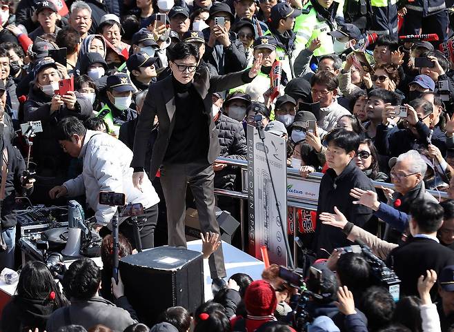 한동훈 전 국민의힘 대표가 3월 7일 오후 부산 북구 구포시장을 찾아 지지자들에게 손을 흔들고 있다.뉴스1