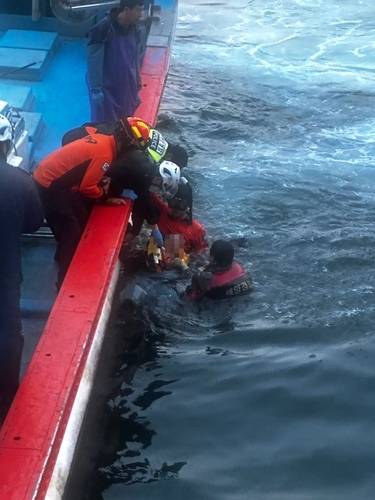 ▲ 13일 오전 5시42분쯤 강원 동해시 묵호항에 정박 중이던 소형 어선에서 작업 중이던 70대 A씨가 해상으로 추락했다. 신고를 받고 출동한 동해소방서는 이어 도착한 해경과 함께 A씨를 무사히 구조했다. [동해소방서 제공]