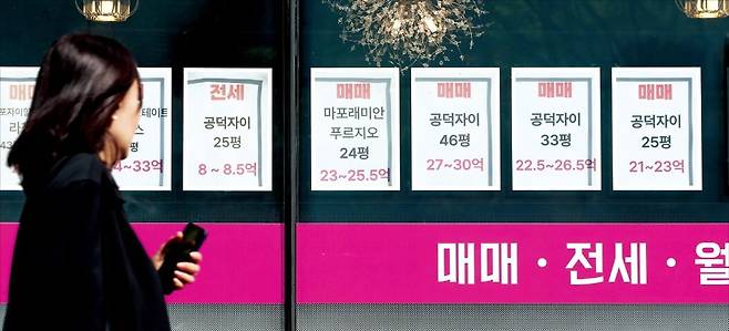 < 씨마른﻿ 전세 > 실거주 강화와 입주 물량 감소로 1년 새 서울 아파트 전세 물건이 45% 급감했다. 12일 서울 마포구 한 아파트 단지 중개업소에 전세 물건 안내문이 붙어 있다. 1000가구가 넘는 이 단지에 전세 물건은 한 건뿐이다.  문경덕 기자