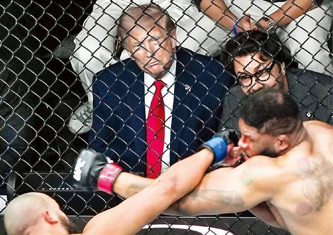 협상 깨진 뒤 UFC 보러 간 트럼프 도널드 트럼프 미국 대통령이 11일(현지시간) 플로리다주 마이애미 캐세야센터에서 이종격투기 UFC 경기를 관람하고 있다. 마코 루비오 국무장관 등과 함께한 경기 관람은 미국과 이란의 종전 협상 결렬이 선언된 직후 이뤄졌다. AP연합뉴스