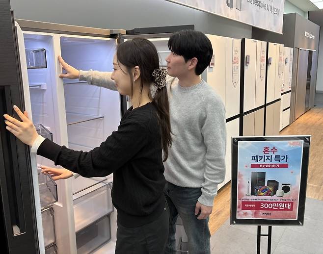 전자랜드 용산본점에서 한 신혼부부가 300만원대 ‘실속형 혼수 패키지’ 가전제품을 살펴보고 있다. 사진=전자랜드 제공