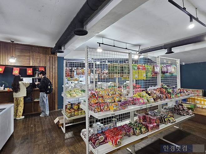 지난 7일 서울 동대문구 이문동에서 베트남 식료품 마트에서 한 학생이 식료품을 구매하고 있다. 매장의 90% 제품은 모두 베트남 제품으로 진열돼 있었다. /사진=박수빈 기자