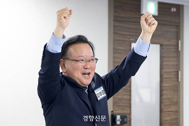 김부겸 더불어민주당 대구시장 후보가 지난 3일 서울 여의도 당사에서 후보자 면접을 보며 만세를 외치고 있다. 문재원 기자