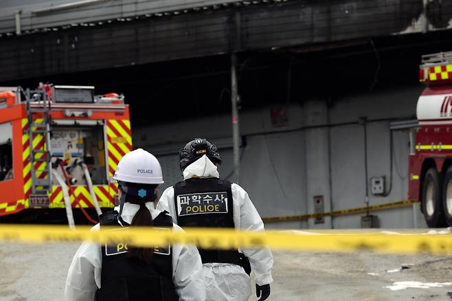 12일 전남 완도군 군외면 한 수산물 가공업체에서 화재 조사가 이뤄지고 있다. 이날 오전 8시 25분쯤 공장 냉동창고에서 난 불로 내부에 진입하던 소방관 2명이 숨졌다. 연합뉴스
