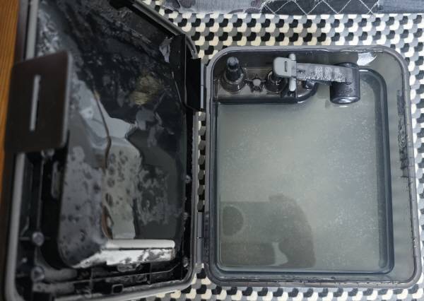 로보락 S10 MaxV Ultra(S10 맥스V 울트라) 오수통을 열었다. 일주일에 한두 번 물을 갈아줘야 한다. 직배수 제품도 있다. 정옥재 기자