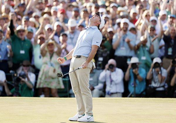 로리 매킬로이가 13일(한국시간) 미국 오거스타 내셔널 골프클럽에서 열린 제90회 마스터스 토너먼트에서 우승한 뒤 환호하고 있다. 이날 우승으로 매킬로이는 역대 4번째 마스터스 2연패의 주인공이 됐다. UPI 연합뉴스