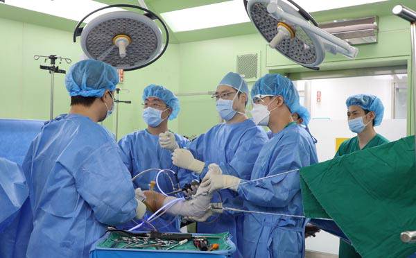 부산의료원 정형외과 노영민 과장팀이 관절내시경을 이용해 어깨 회전근개 파열 환자의 봉합 수술을 시행하고 있다.  부산의료원 제공