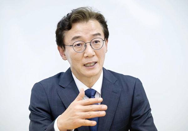 더불어민주당 6·3 부산시장 후보로 선출된 전재수 의원이 지난 9일 경선 결과 발표 직전 경선 캠프에서 국제신문과 인터뷰를 하고 있다.      이원준 기자 windstorm@kookje.co.kr