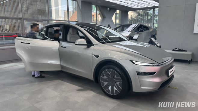 테슬라 강남 전시장에서 모델 Y L을 체험하고 있는 고객들의 모습. 김수지 기자&nbsp;