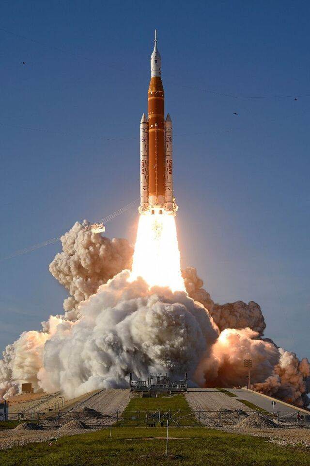 미국 항공우주국의 유인 달 탐사선 '아르테미스 2호'가 지난 1일(현지시간) 미국 플로리다주 케네디 우주센터에서 발사되고 있다.  UPI연합뉴스