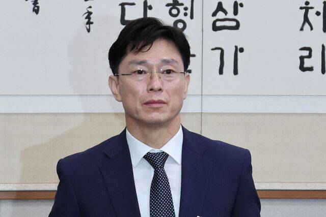 임성근 전 해병대1사단장이 지난해 10월 서울 여의도 국회에서 열린 법제사법위원회의 군사법원에 대한 국정감사에 증인으로 출석해 인사를 하고 있다. 뉴시스
