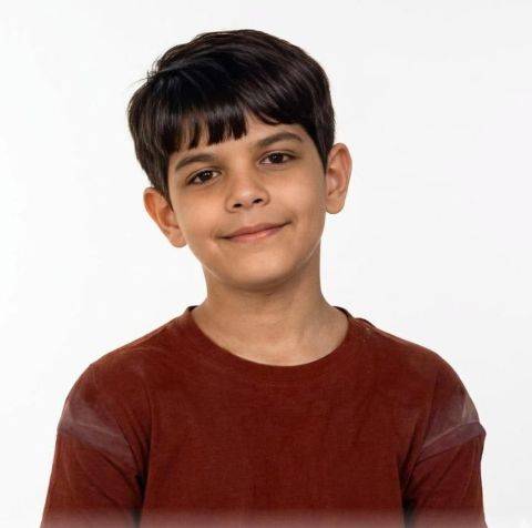 미국의 드론 공격을 받고 지난달 29일 이란 테헤란의 한 검문소에서 숨진 11세 소년 알리레자 자파리의 생전 모습. 자파리는 아버지를 따라 민병대에 참여해 검문소에서 근무 중이었다고 한다. 앞서 이란 인권단체들은 이슬람혁명수비대의 아동 군사 모집을 경고했었다. 헨가우 제공