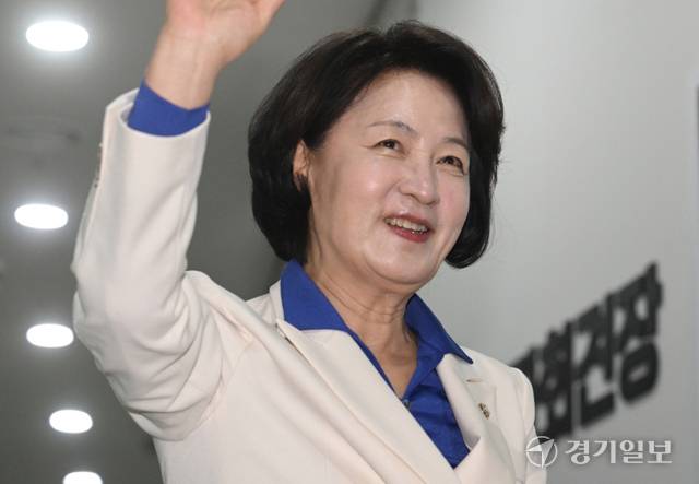 추미애 더불어민주당 경기도지사 후보가 8일 당 후보로 선출된 후 경기도의회에서 기자간담회를 갖기 위해 기자회견장으로 향하고 있다. 조주현기자