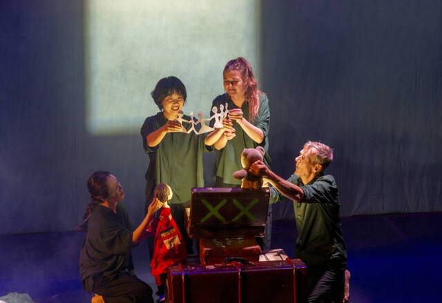 정조테마공연장에서 선보이는 ‘더블엑스와 신기한 여행가방’ 무대 장면. 수원문화재단 제공