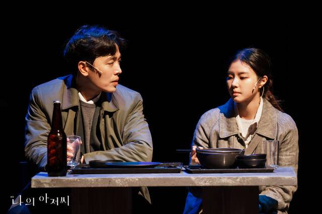 수원SK아트리움에서 선보이는 연극 ‘나의 아저씨’ 스틸컷. 수원문화재단 제공