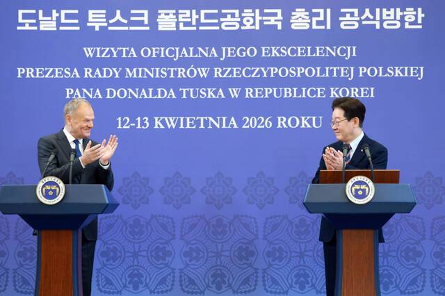 이재명 대통령과 도날트 투스크 폴란드 총리가 13일 청와대에서 공동언론발표 후 서로에게 박수를 보내고 있다. 연합뉴스