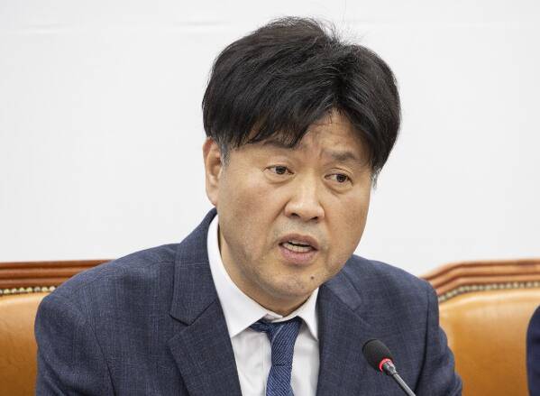 대장동 일당으로부터 금품을 받은 혐의로 법정 구속됐다가 지난해 보석으로 석방된 김용 전 민주연구원 부원장이 13일 국회에서 기자간담회를 열고 있다. 연합뉴스