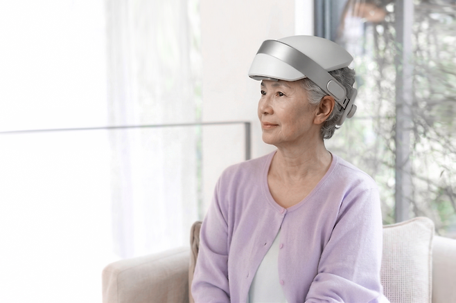 경도인지장애 환자가 t-PBM 기기를 착용한 모습. [와이앤제이바이오]