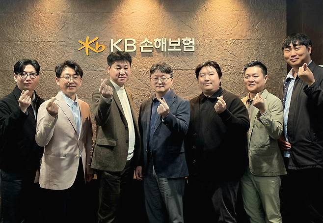 KB손해보험 일반상품파트 관계자들이 손가락 하트를 날리며 기념촬영을 하고 있다.