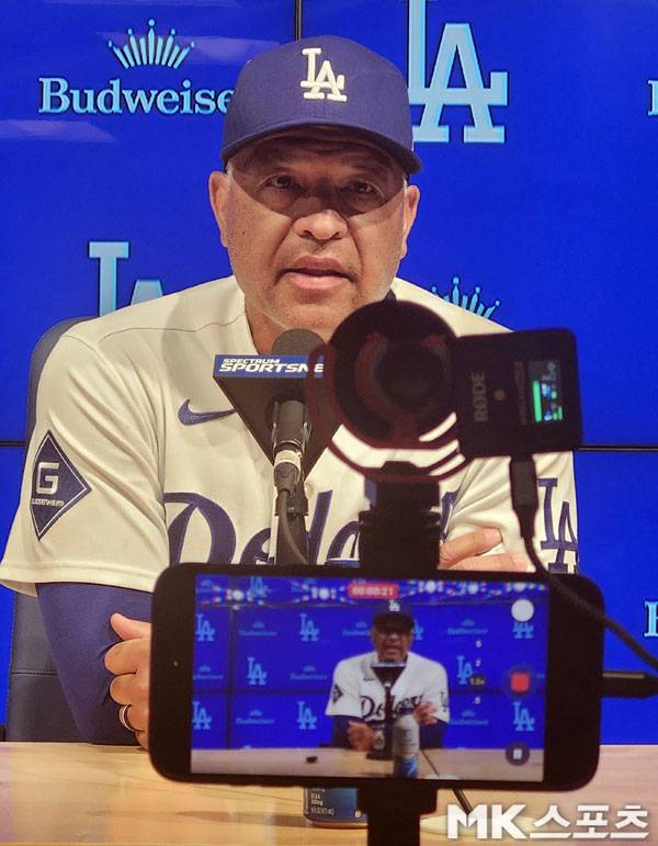 로버츠 감독이 경기 후 인터뷰를 갖고 있다. 사진(美 로스앤젤레스)= 김재호 특파원