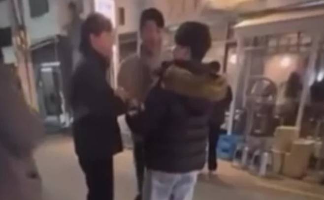 프로야구선수 최충연(29·롯데)이 사진 촬영을 요청한 팬의 외모를 비하하고 조롱했다는 주장이 나왔다. 롯데 자이언츠 팬 일부는 성명을 내고 "응원받을 자격을 스스로 무너뜨린 것"이라고 비판했다. /사진=온라인 커뮤니티