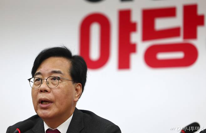 [서울=뉴시스] 김명년 기자 = 송언석 국민의힘 원내대표가 13일 오전 서울 여의도 국회에서 열린 최고위원회의에서 발언하고 있다. 2026.04.13. kmn@newsis.com /사진=김명년