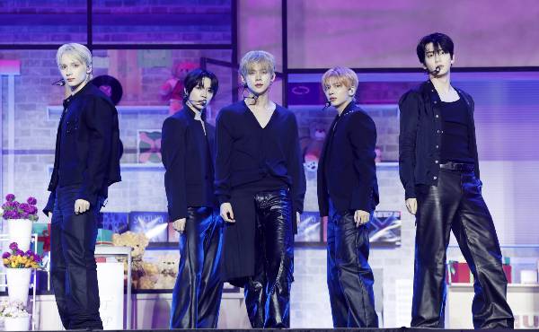 그룹 투모로우바이투게더가 미니 8집으로 컴백한다. 사진은 그룹 투모로우바이투게더가 13일 오후 서울 성북구 고려대학교 화정체육관에서 열린 여덟 번째 미니앨범 '7TH YEAR: 가시덤불에 잠시 바람이 멈췄을 때' 발매 기념 쇼케이스 무대를 선보이는 모습. /사진=뉴시스