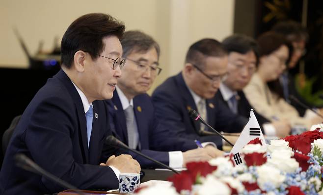 이재명 대통령이 주목한 싱가포르식 주택정책이 서울 집값 안정의 해법으로 거론되지만 토지 구조와 공급 방식의 차이로 단순 이식은 어렵다는 지적이 나온다. 사진은 이재명 대통령이 지난달 2일(현지시각) 싱가포르 국빈 방문 당시 한·싱가포르 정상회담에서 발언하는 모습. /사진=뉴스1