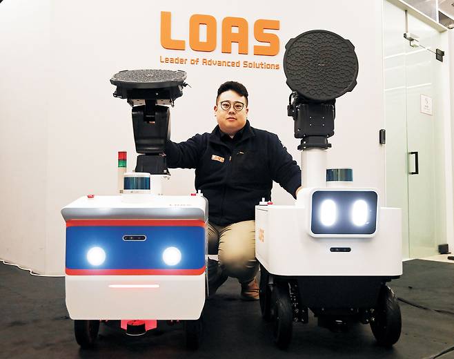 지난 7일 서울 송파구 스타트업 로아스의 이재현 대표가 ‘인공지능(AI) 스퀘어(음향 검사 소프트웨어 엔진) 실험실’에서 사업장 검사 로봇 ‘티포이(Tfoi)’를 양옆에 두고 앉아 있다. 박윤슬 기자