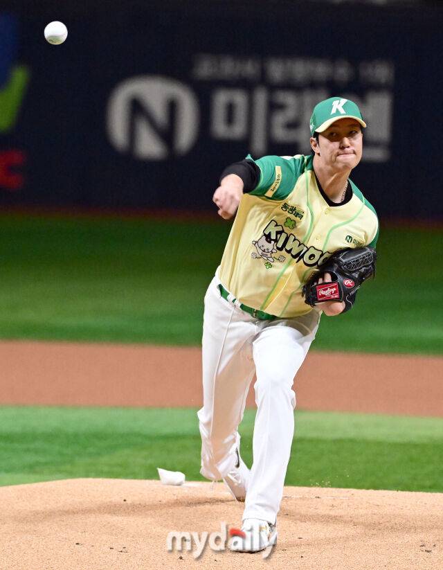 2026년 4월 12일 오후 서울 고척스카이돔에서 열린 '2026 신한 SOL KBO리그' 롯데 자이언츠와 키움 히어로즈의 경기. 키움 선발투수 안우진이 1회초 역투하고 있다./고척=유진형 기자 zolong@mydaily.co.kr